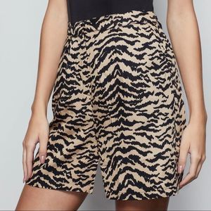 Good American Summer Boss Black and Tan Patterned Shorts